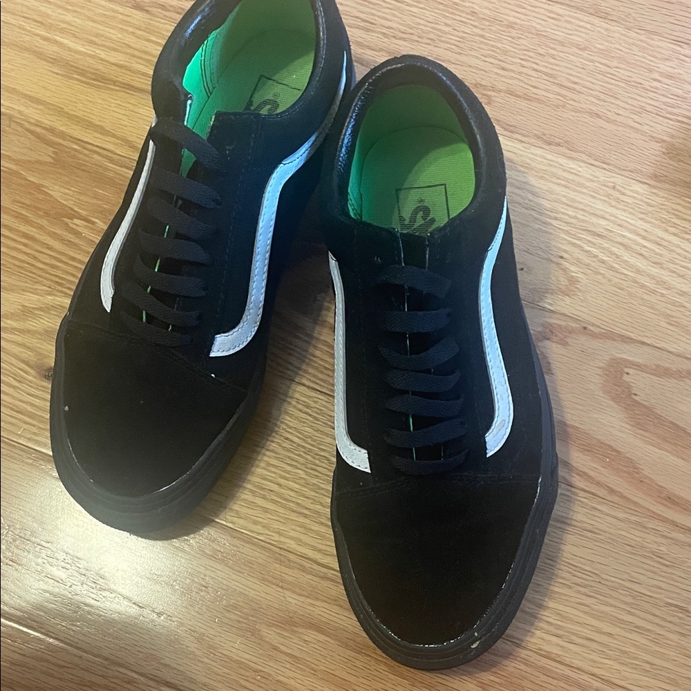 Womens Vanz sneaker with white stripe